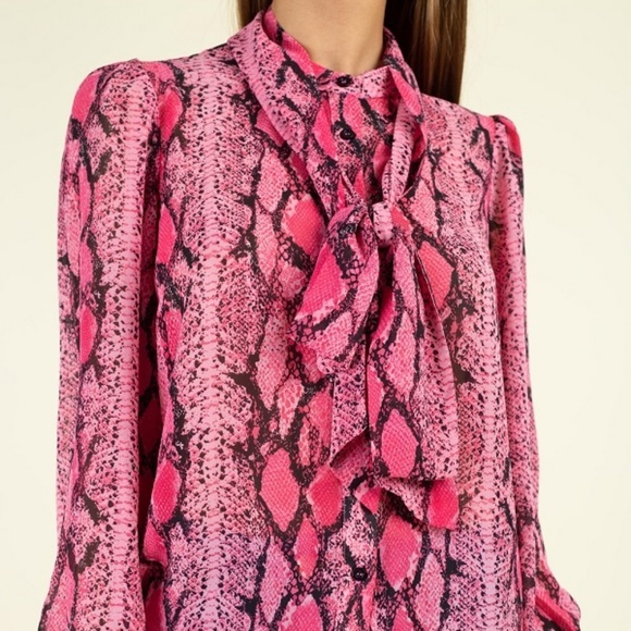 🌸NWT!Snake Skin Tie Neck Top - Picture 4 of 5